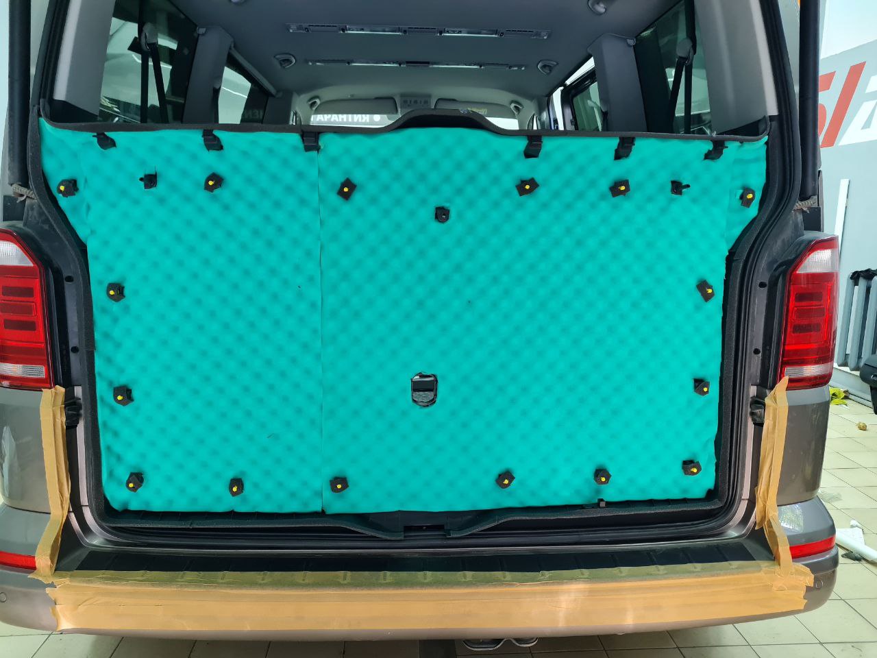 шумоизоляция Volkswagen Caravelle обшивка крышка багажника фото